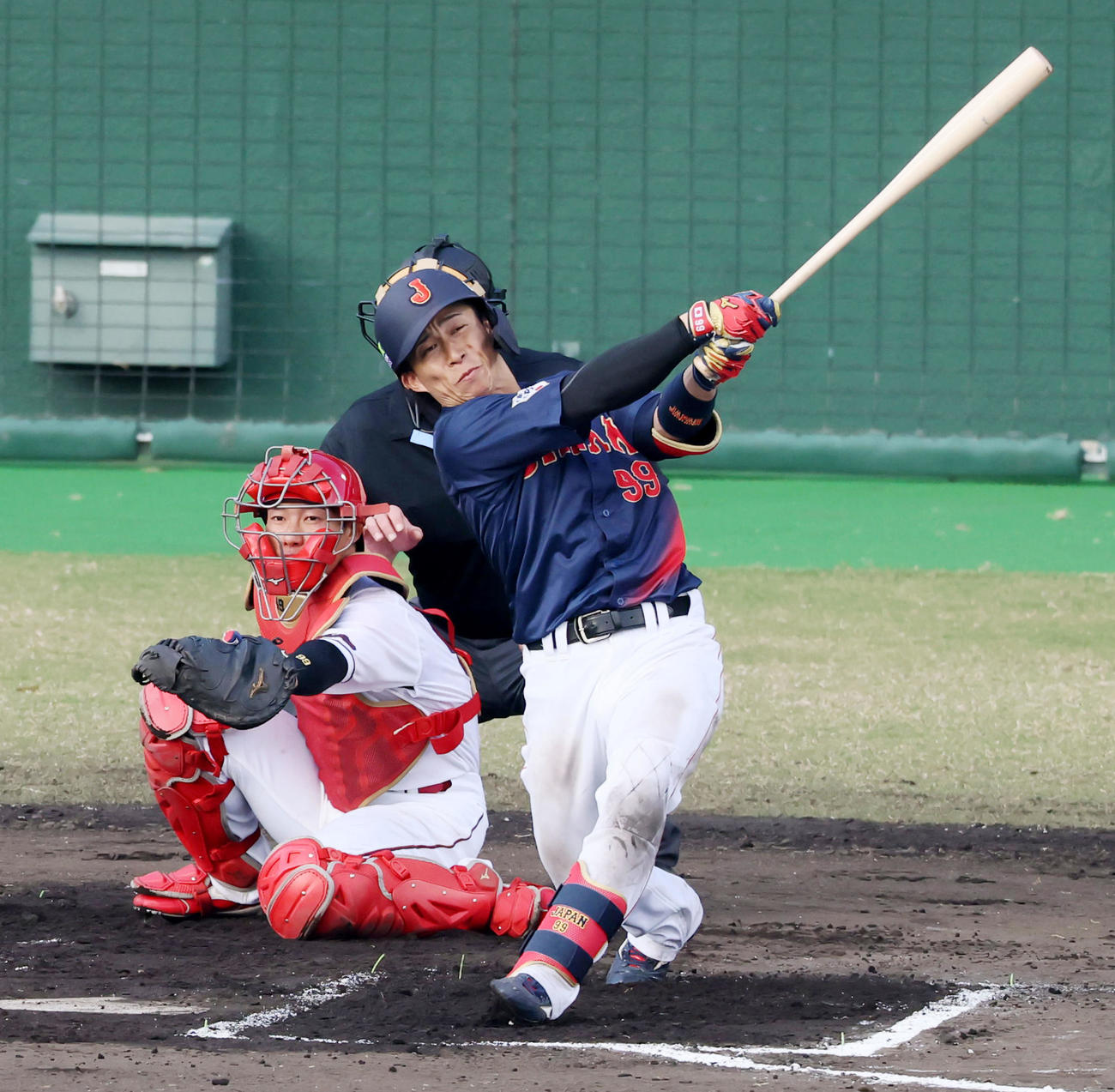 日本対広島　7回表日本無死一塁、野村は左越え2点本塁打を放つ（撮影・加藤哉）
