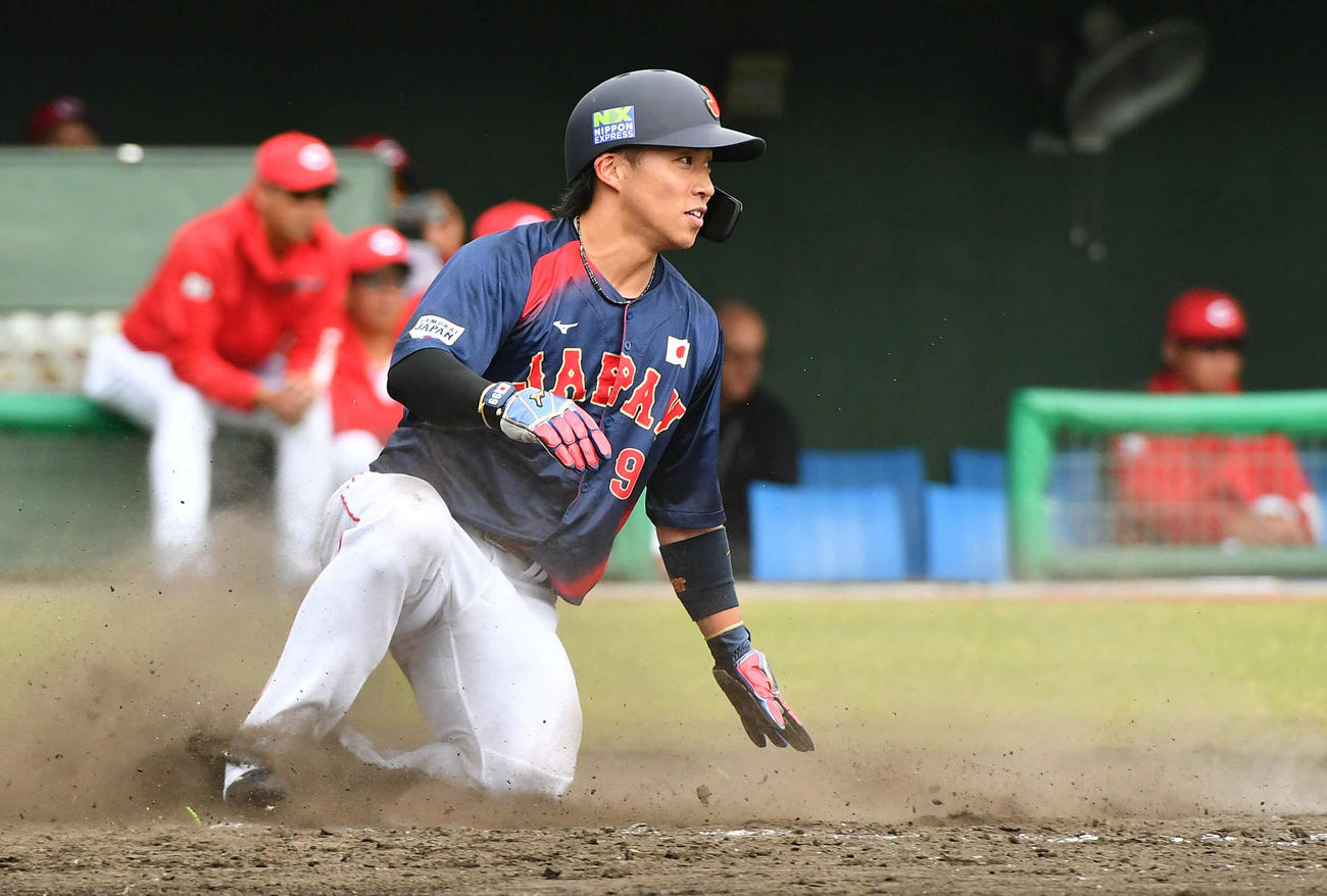 日本対広島　4回表日本2死満塁、小園の逆転右前2点適時打で二塁から生還した野村（撮影・岩下翔太）