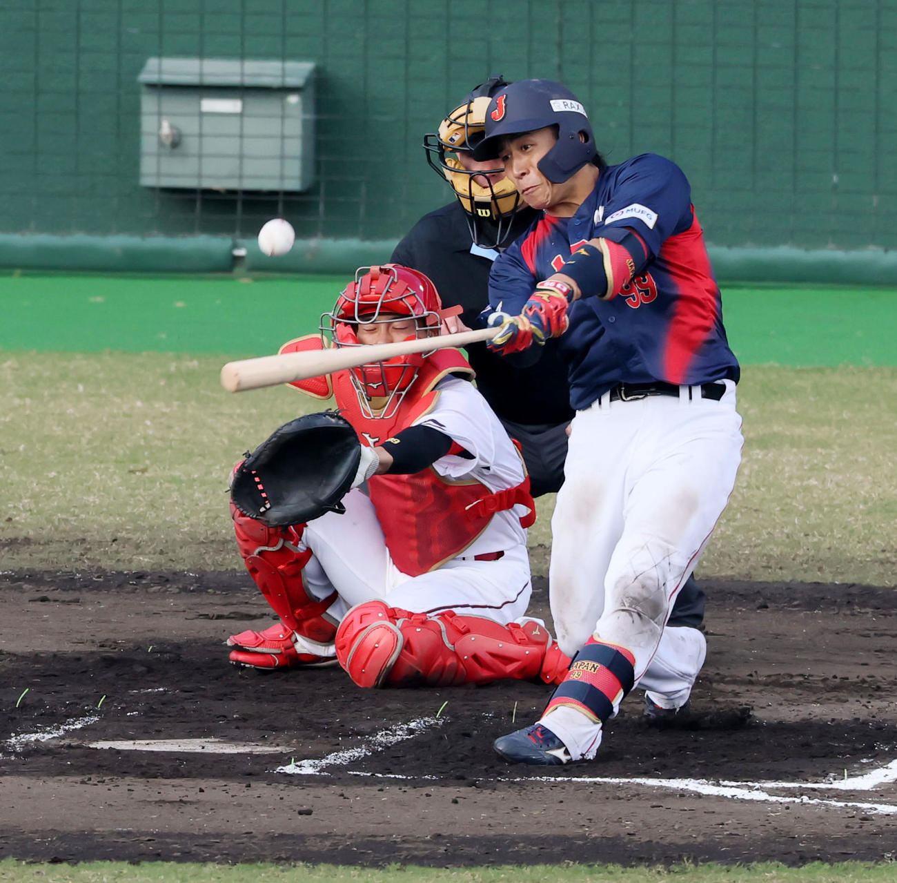 日本対広島　7回表日本無死一塁、野村は左越え2点本塁打を放つ（撮影・加藤哉）