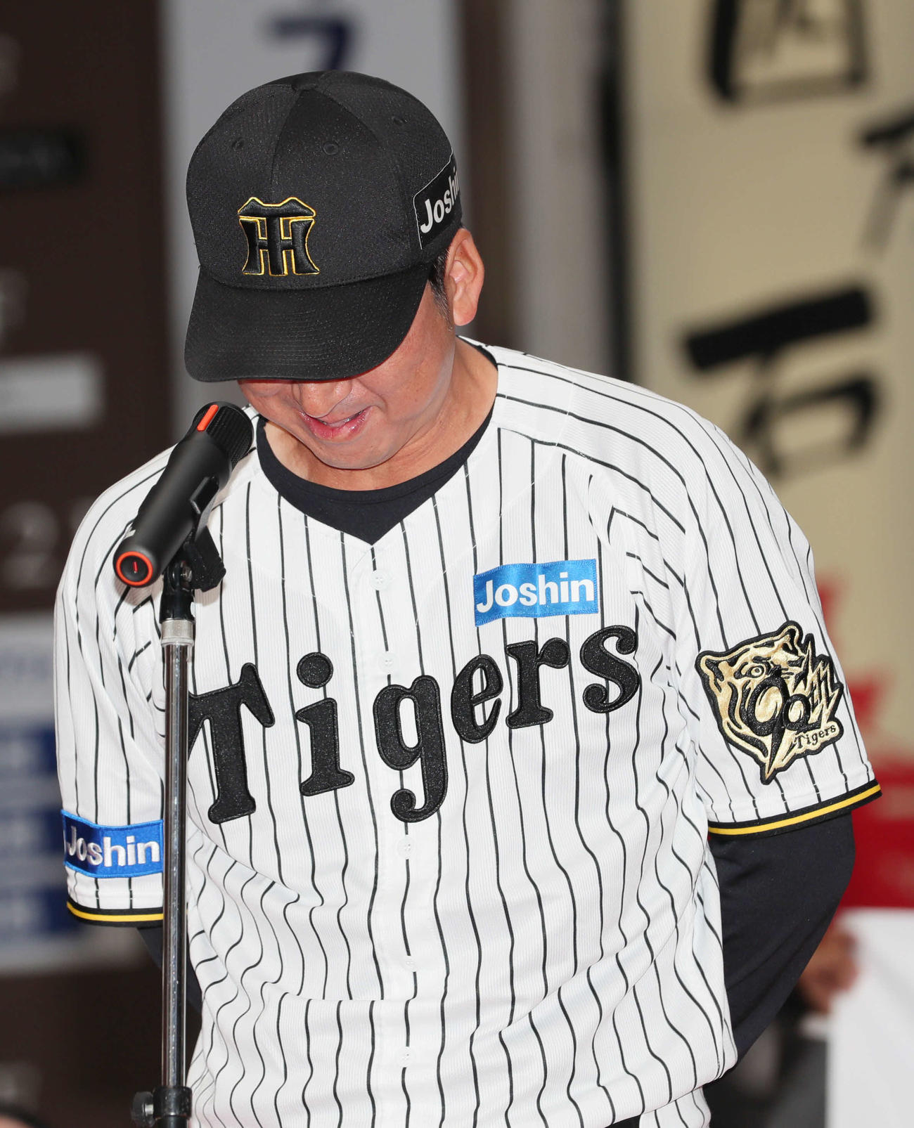 阪神セ・リーグ優勝記念パレードのあいさつで言葉を詰まらせる藤川監督（撮影・上山淳一）