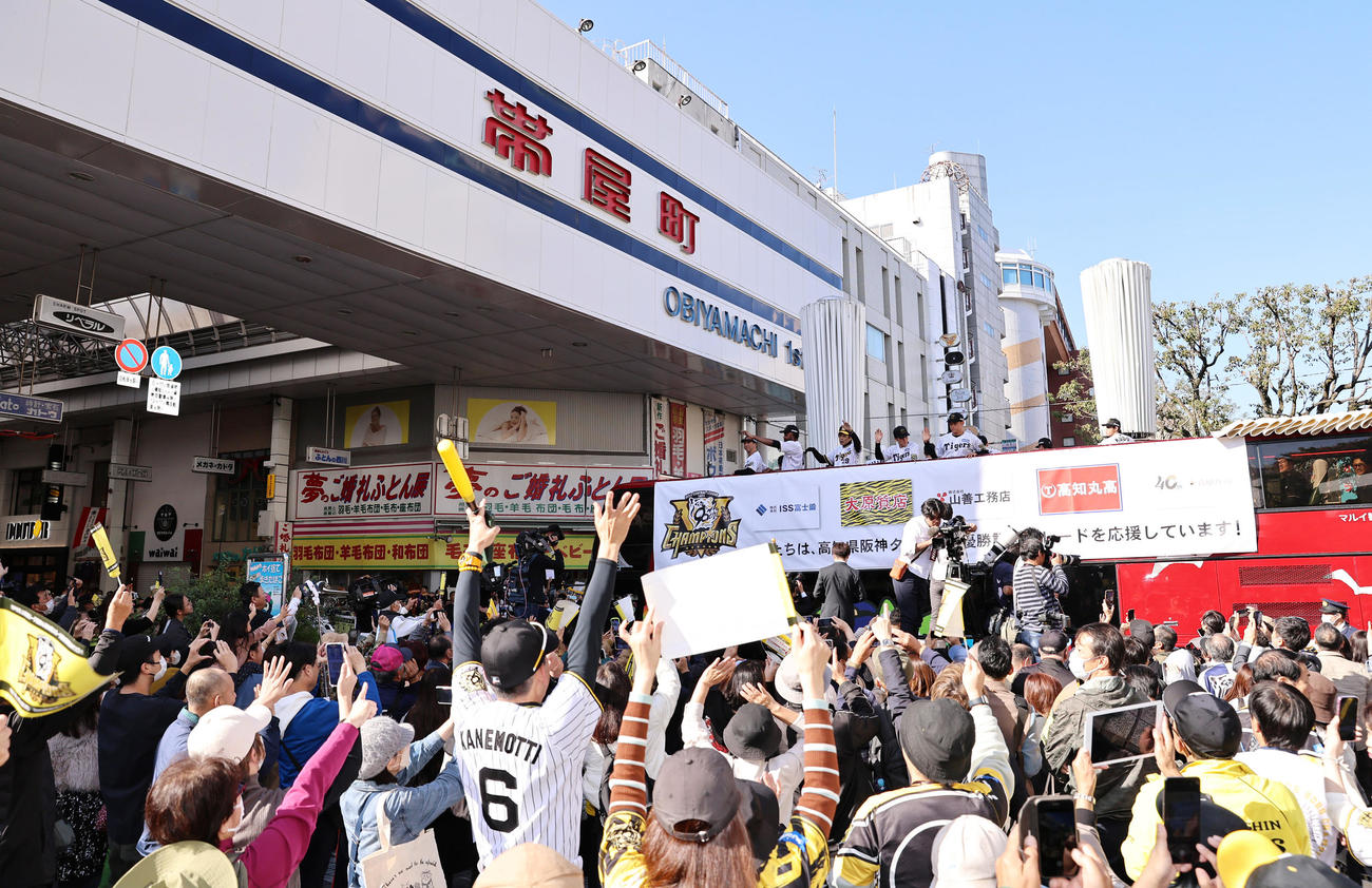 高知市内でセ・リーグ優勝記念パレードを行う阪神藤川監督と選手たち（撮影・上山淳一）