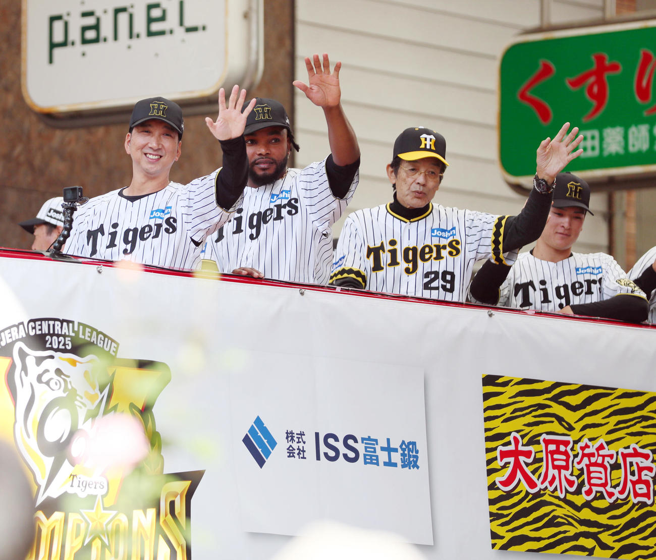 高知市内でセ・リーグ優勝記念パレードを行う、左から藤川監督、ドリス、阪神OBの江本氏、高寺（撮影・上山淳一）
