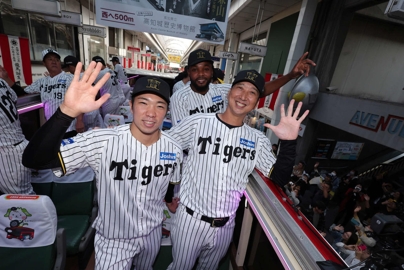 高知市内で阪神セ・リーグ優勝記念パレードでポーズを取る左から石井、ドリス、藤川監督
