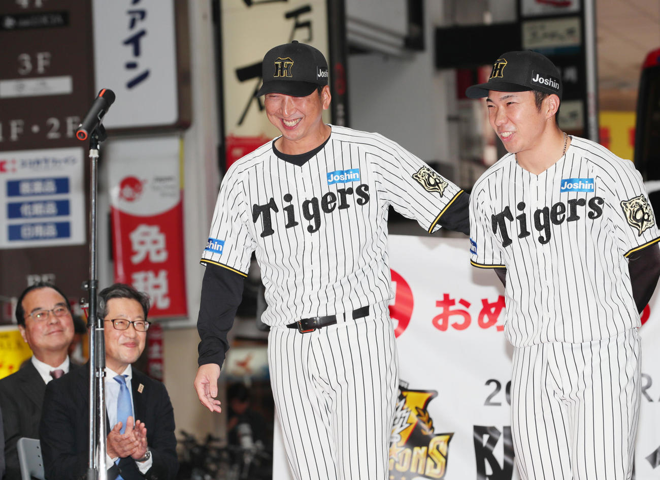 阪神セ・リーグ優勝記念パレードのあいさつで言葉を詰まらせた藤川監督（左）は、石井にスピーチを交代してもらう（撮影・上山淳一）