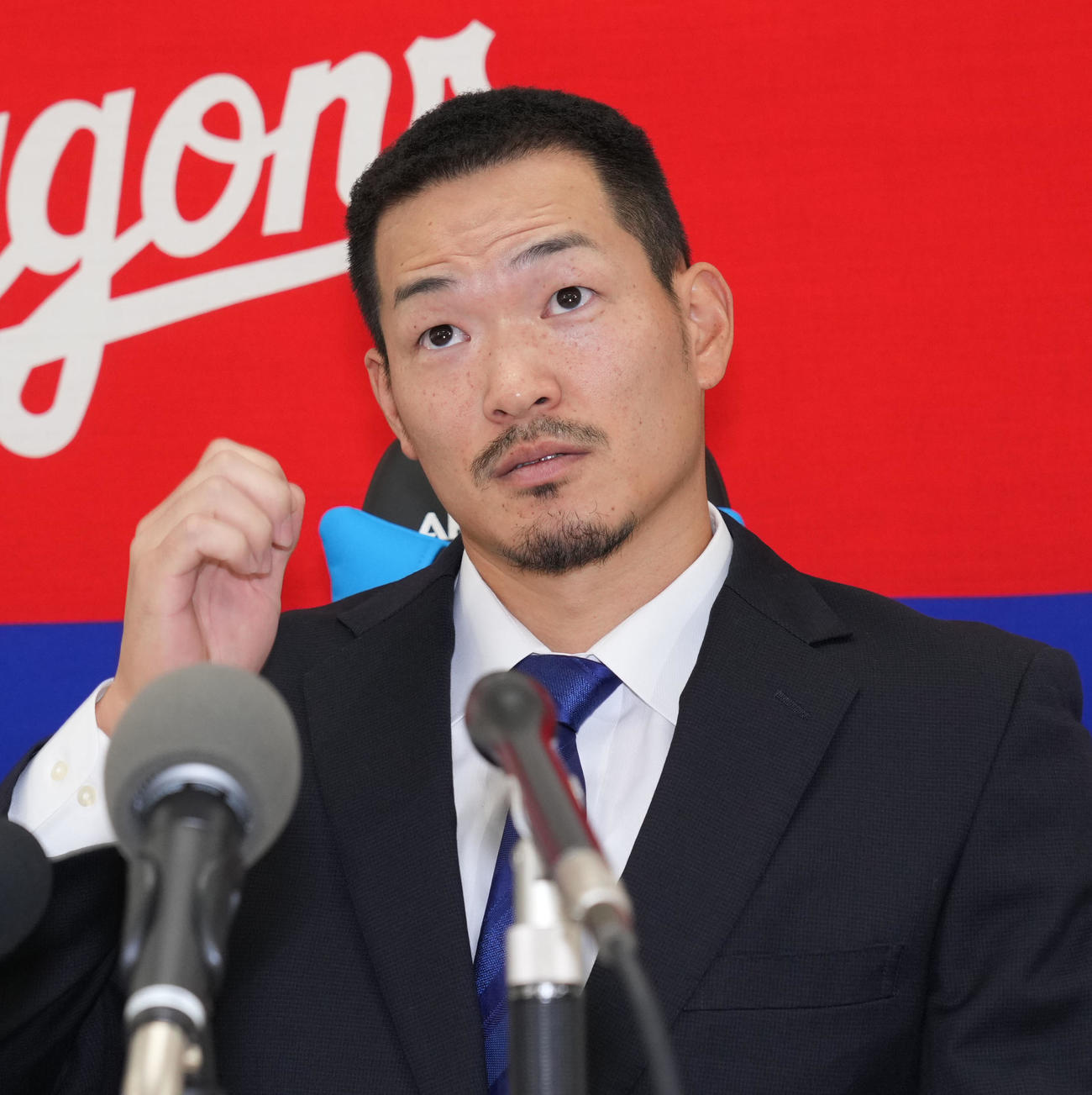 契約交渉を終え会見する川越（撮影・森本幸一）