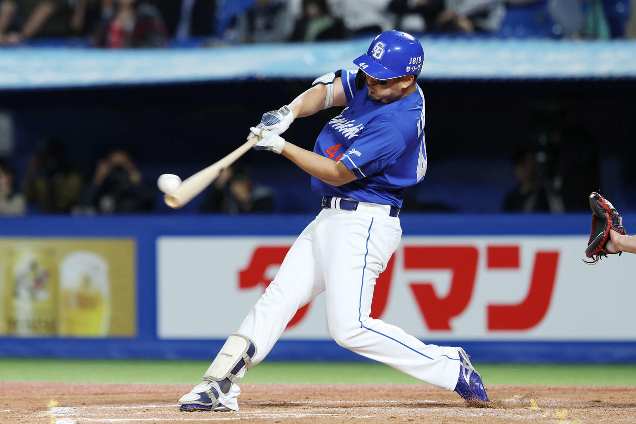 5月27日ヤクルト戦の8回、右翼ポール際へ大飛球を放つもファウルと判定された中日川越