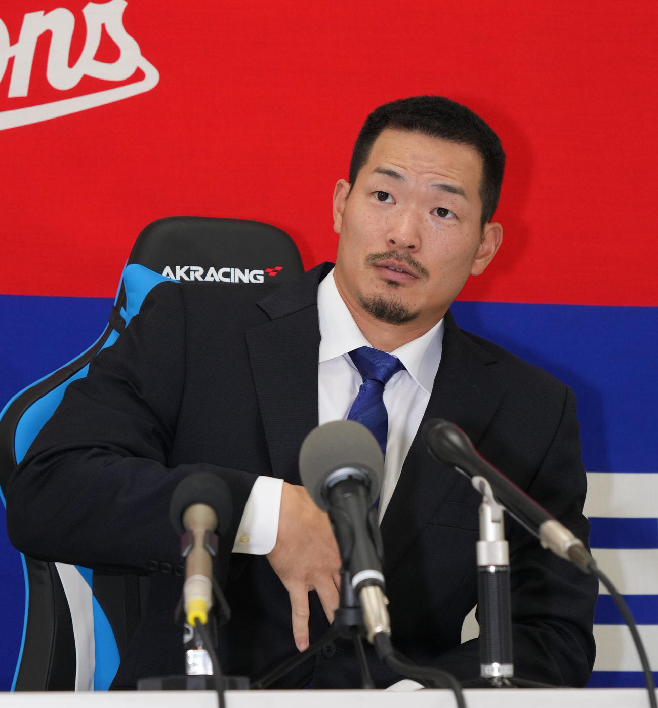 契約交渉を終え会見する川越（撮影・森本幸一）