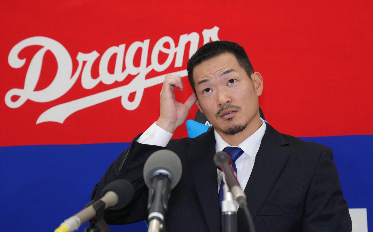 契約交渉を終え会見する川越（撮影・森本幸一）