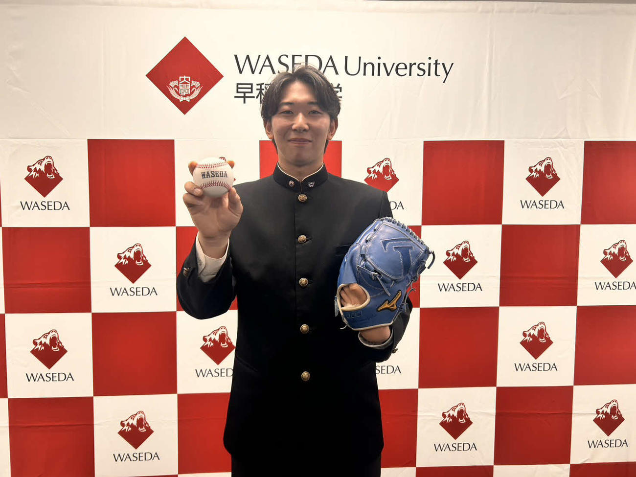 指名あいさつを終えた楽天2位早大・伊藤樹（撮影・平山連）
