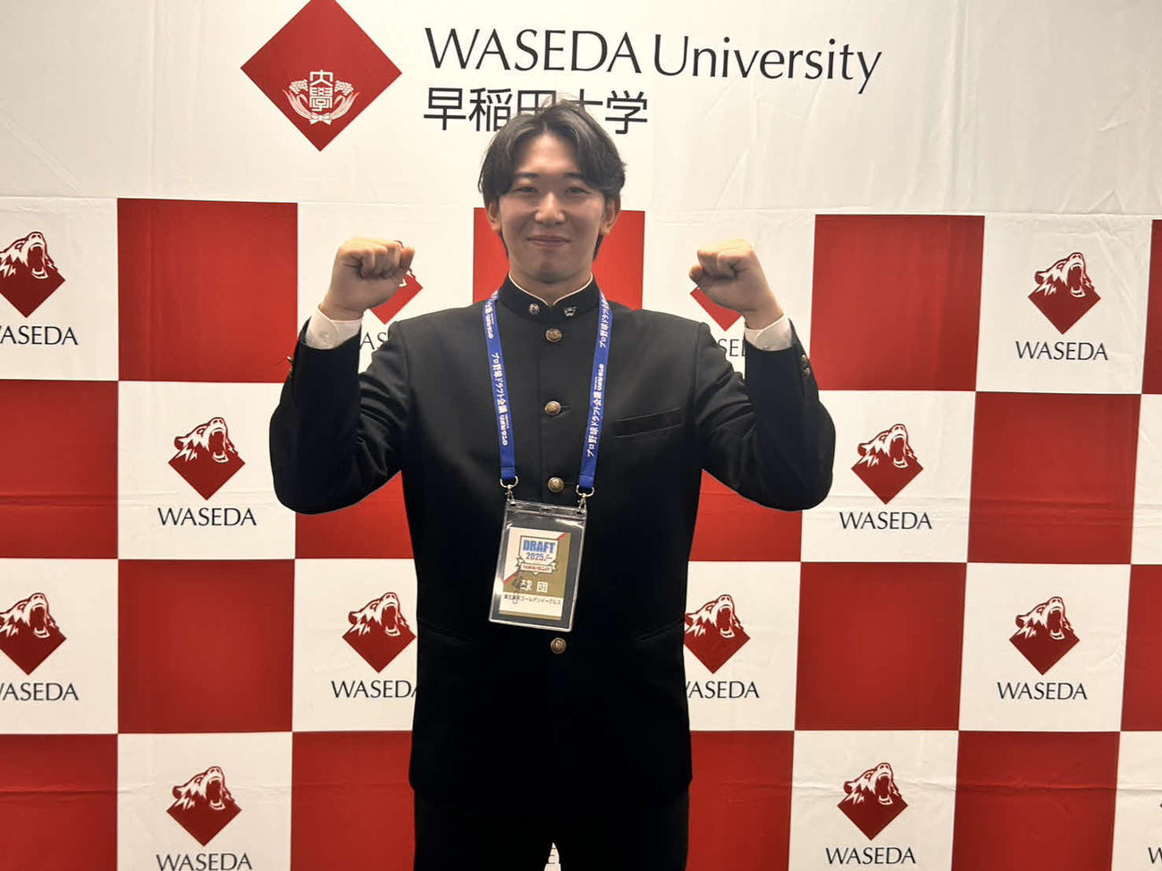 指名あいさつを終えて、笑みを見せる楽天2位早大・伊藤樹（撮影・平山連）