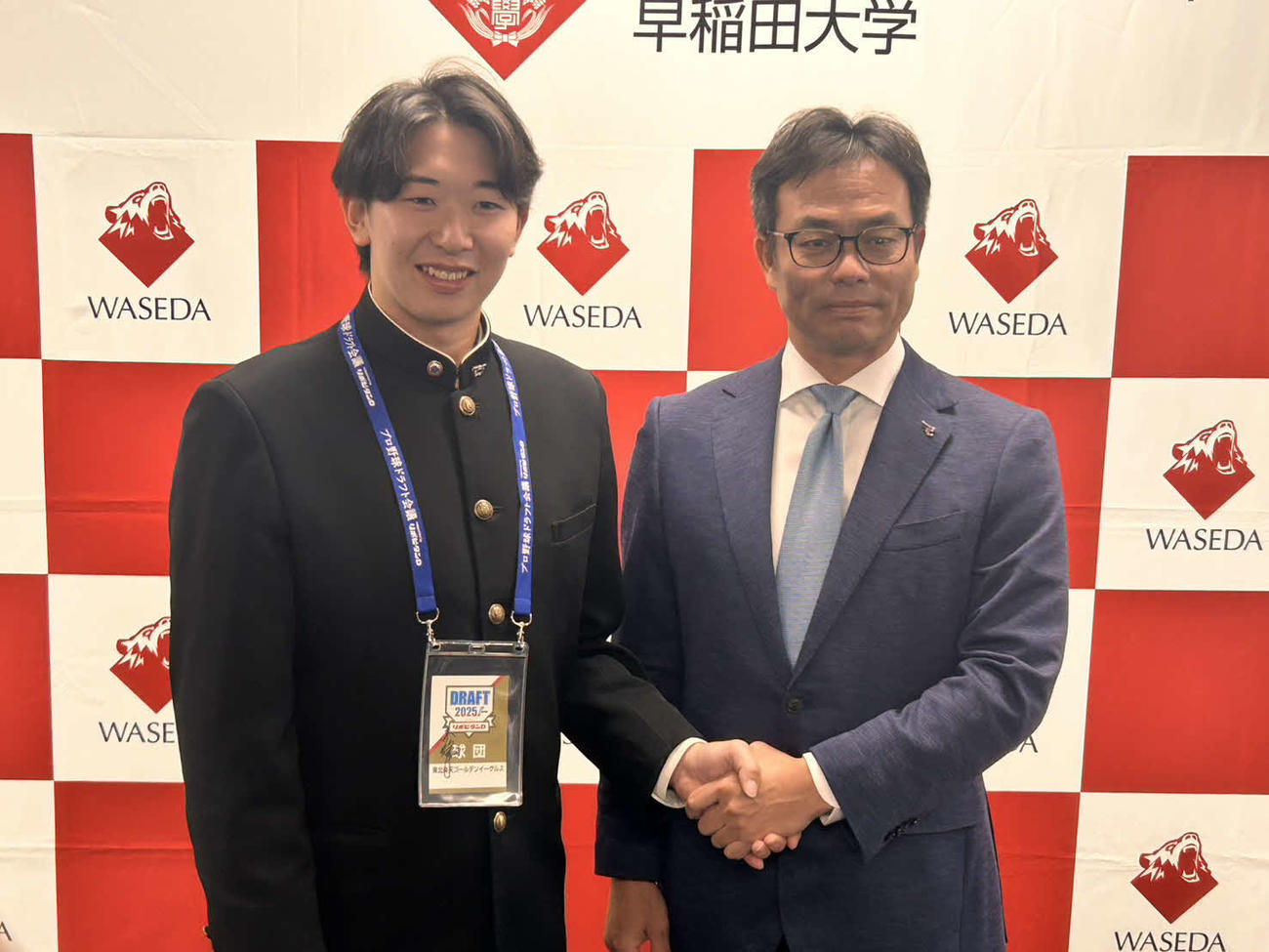 指名あいさつを終えて楽天2位早大・伊藤樹が愛敬スカウト部長と握手を交わした（撮影・平山連）