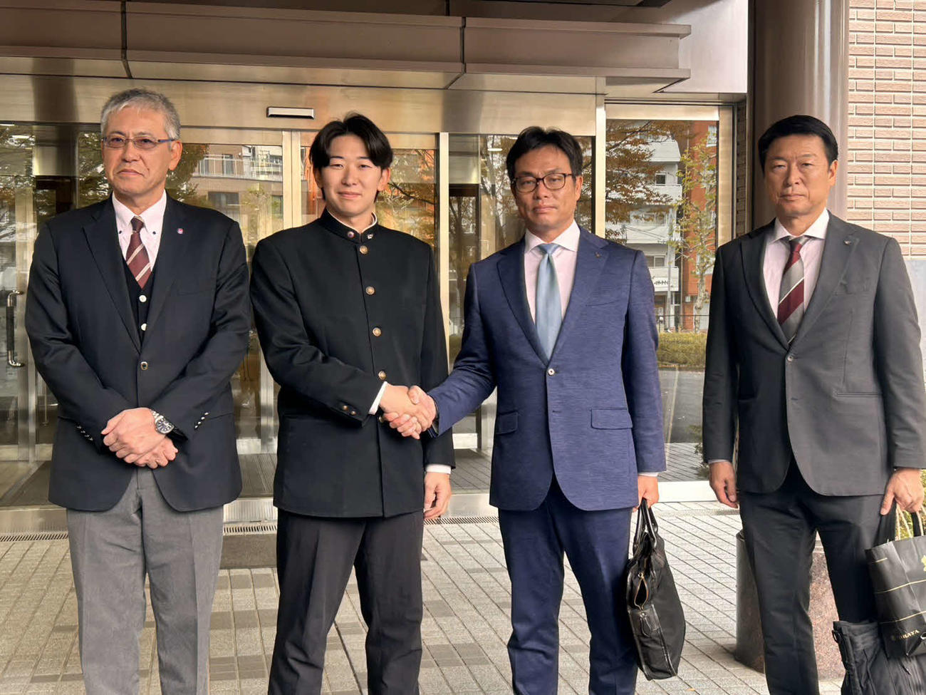 左から早大・小宮山監督、楽天2位早大・伊藤樹、楽天・愛敬スカウト部長、楽天・沖原スカウト（撮影・平山連）