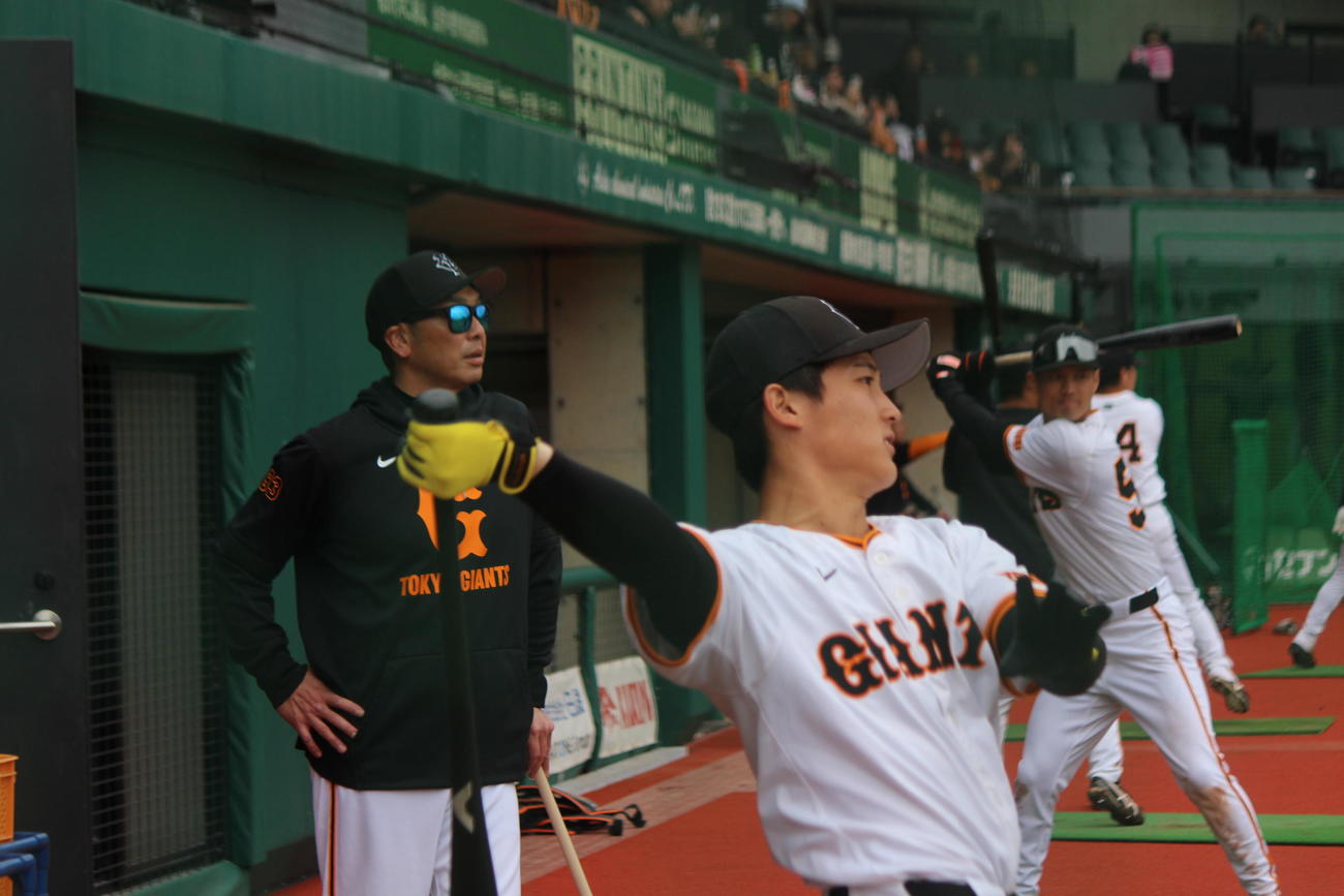浦田の打球を見つめる阿部監督