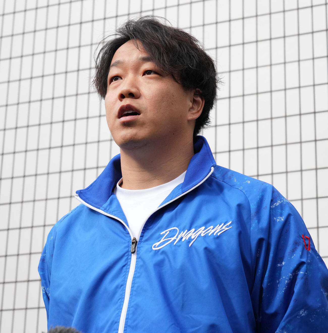 FA権を行使せず残留を表明し取材に応じる柳（撮影・森本幸一）