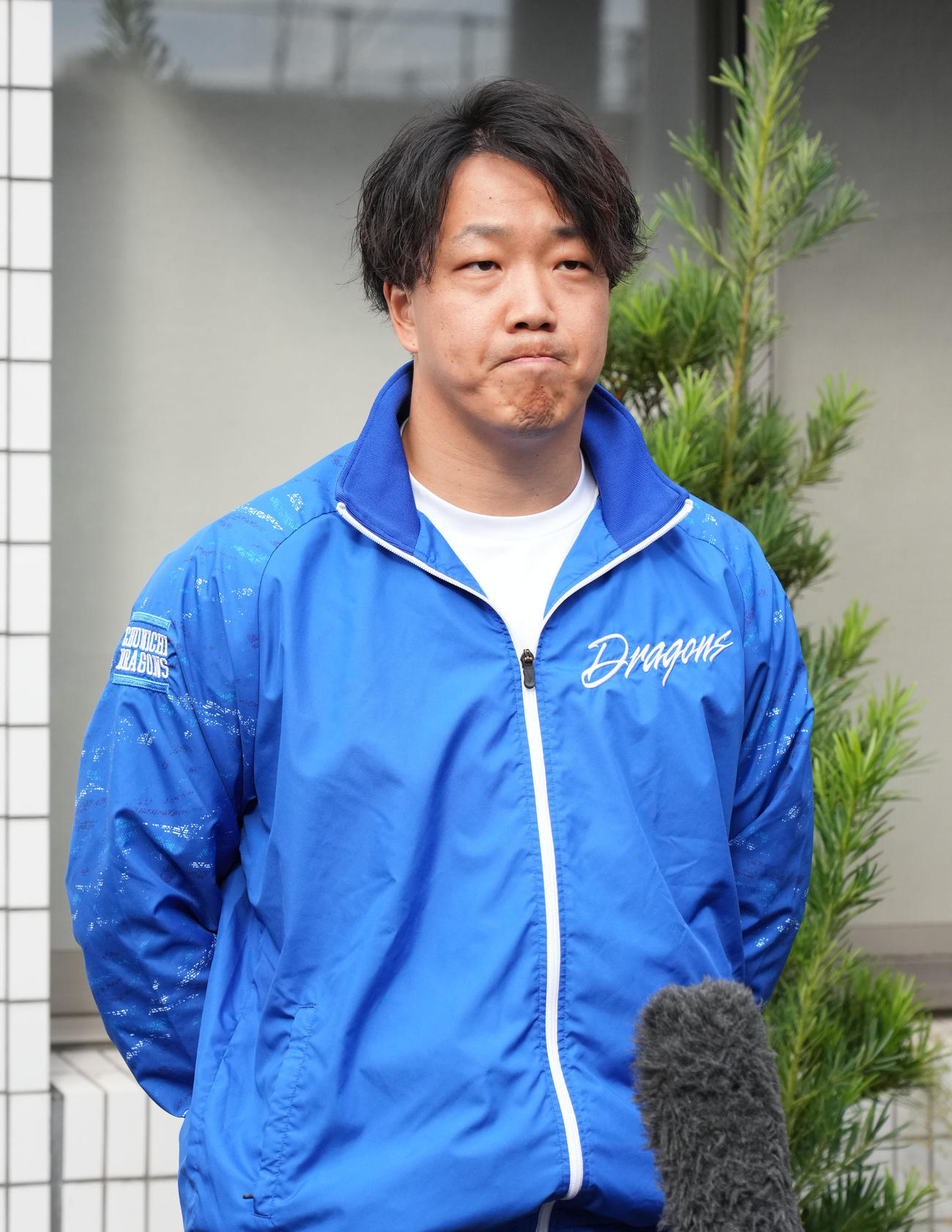 FA権を行使せず残留を表明し取材に応じる柳（撮影・森本幸一）