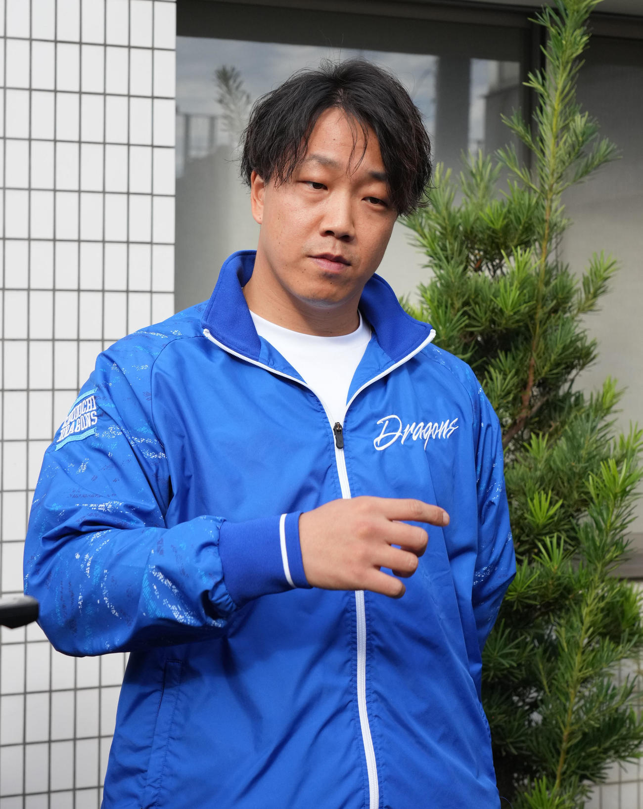 FA権を行使せず残留を表明し取材に応じる柳（撮影・森本幸一）