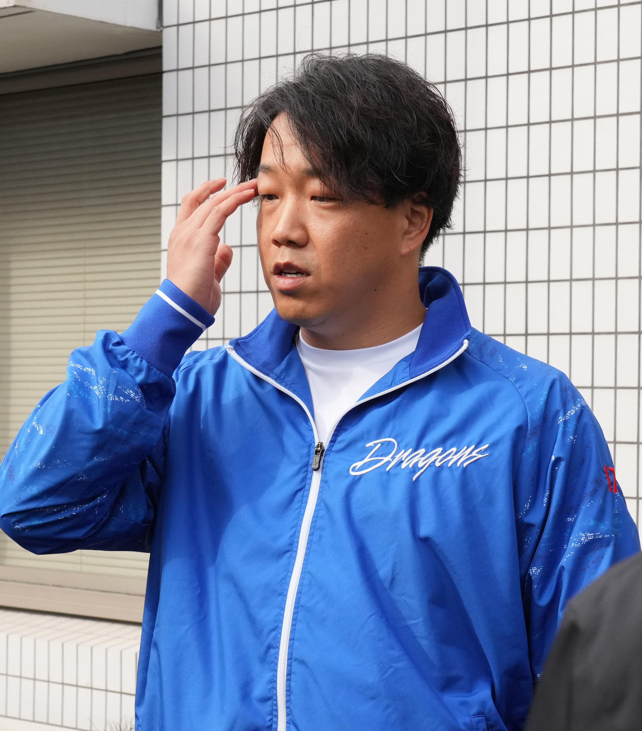 FA権を行使せず残留を表明し取材に応じる柳（撮影・森本幸一）