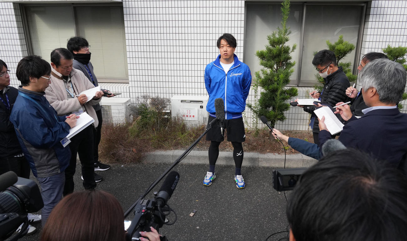 FA権を行使せず残留を表明し取材に応じる柳（撮影・森本幸一）