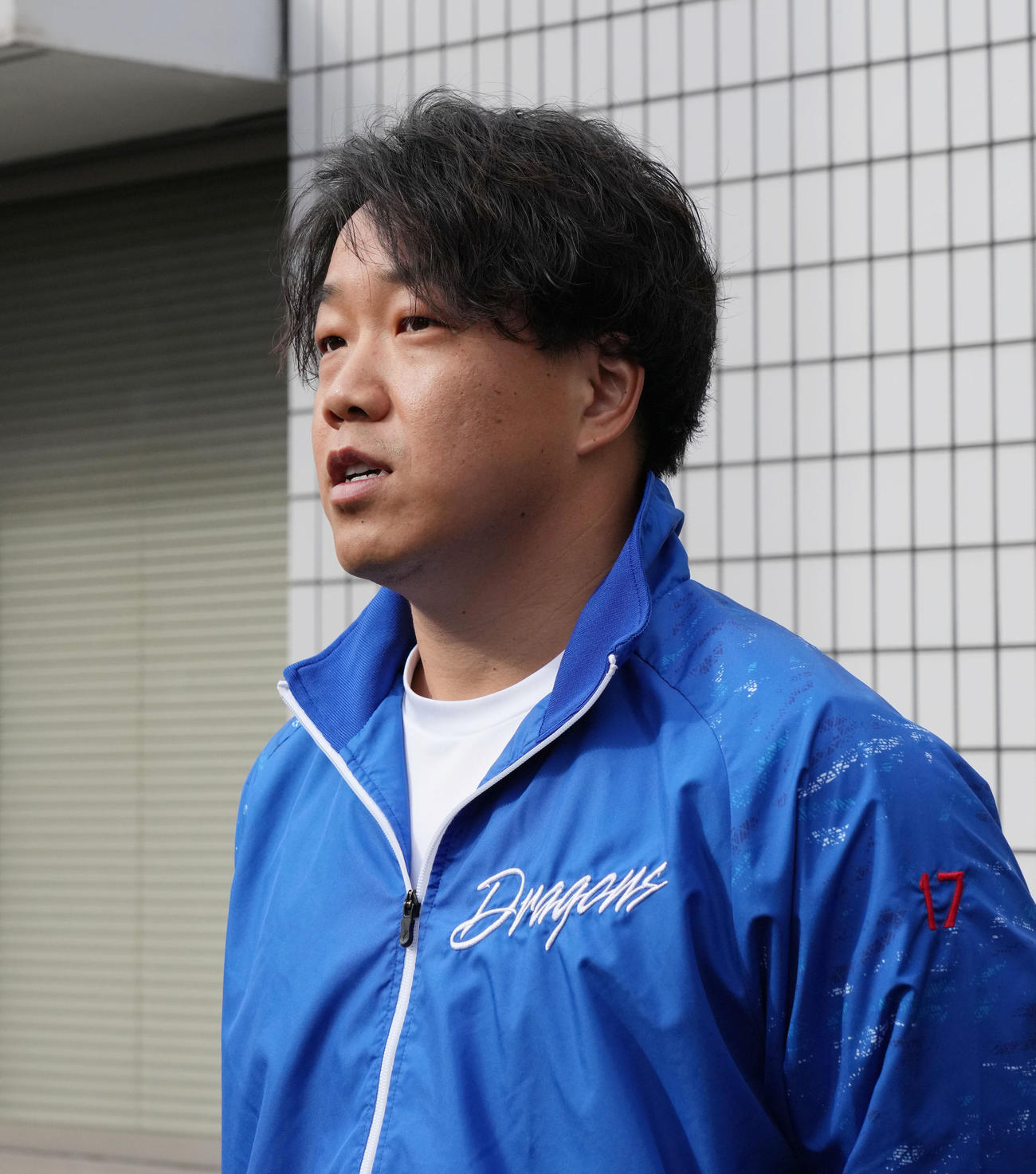 FA権を行使せず残留を表明し取材に応じる柳（撮影・森本幸一）