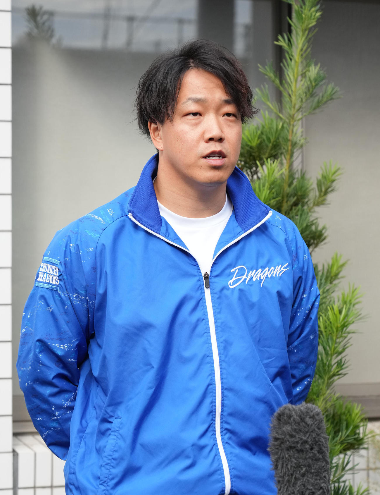 FA権を行使せず残留を表明し取材に応じる柳（撮影・森本幸一）