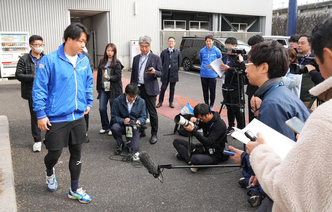 柳（左から2人目）はFA権に関し取材に応じる（撮影・森本幸一）