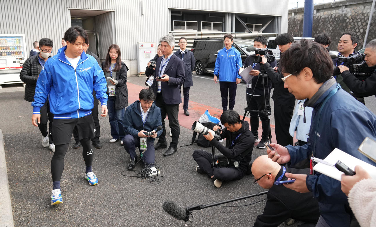 柳（左から2人目）はFA権に関し取材に応じる（撮影・森本幸一）