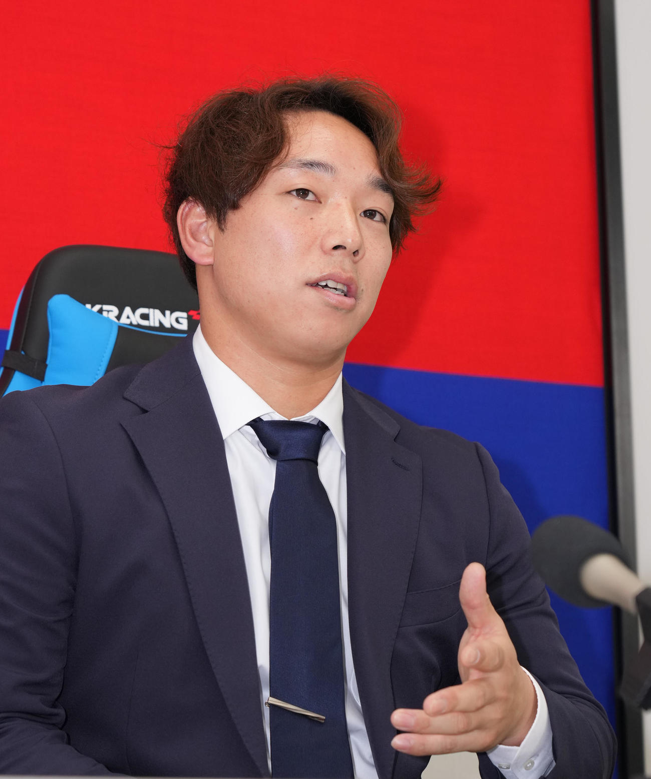 契約交渉を終え会見する宇佐見（撮影・森本幸一）