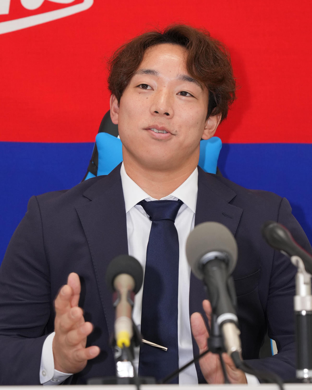契約交渉を終え会見する宇佐見（撮影・森本幸一）