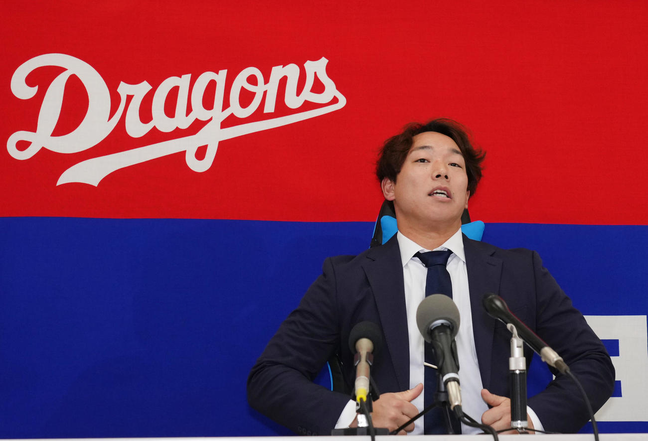 契約交渉を終え会見する宇佐見（撮影・森本幸一）