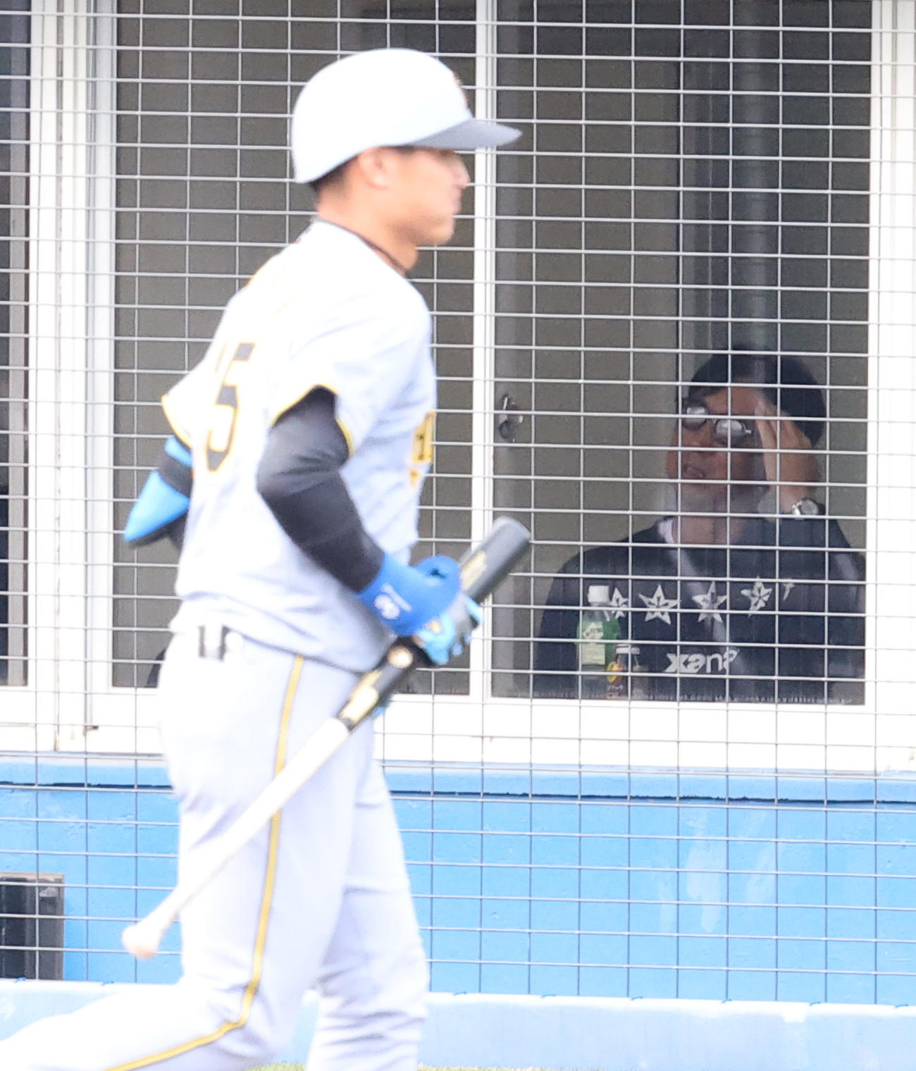 中日対阪神　9回表阪神無死、西純矢は見逃し三振に倒れる。右は藤川監督（撮影・上田博志）