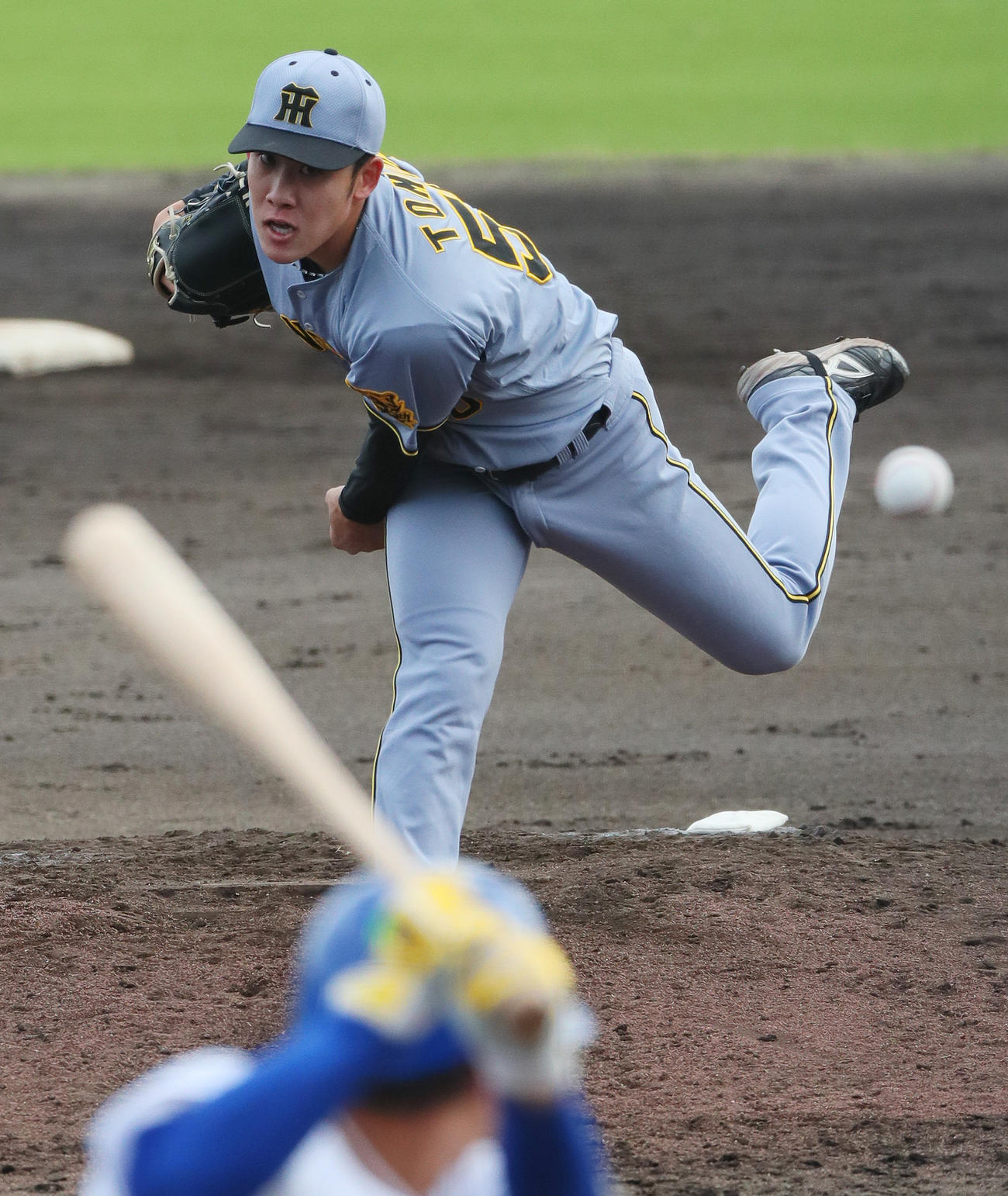 練習試合・中日対阪神　5回裏、力投する富田（撮影・上山淳一）