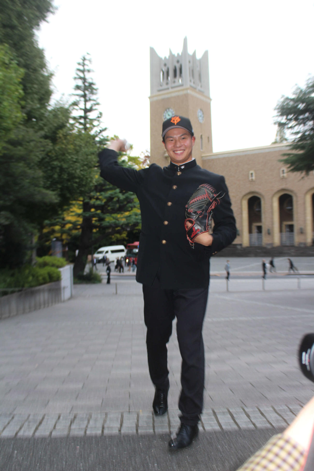 大隈講堂を前に投球フォームをみせる田和