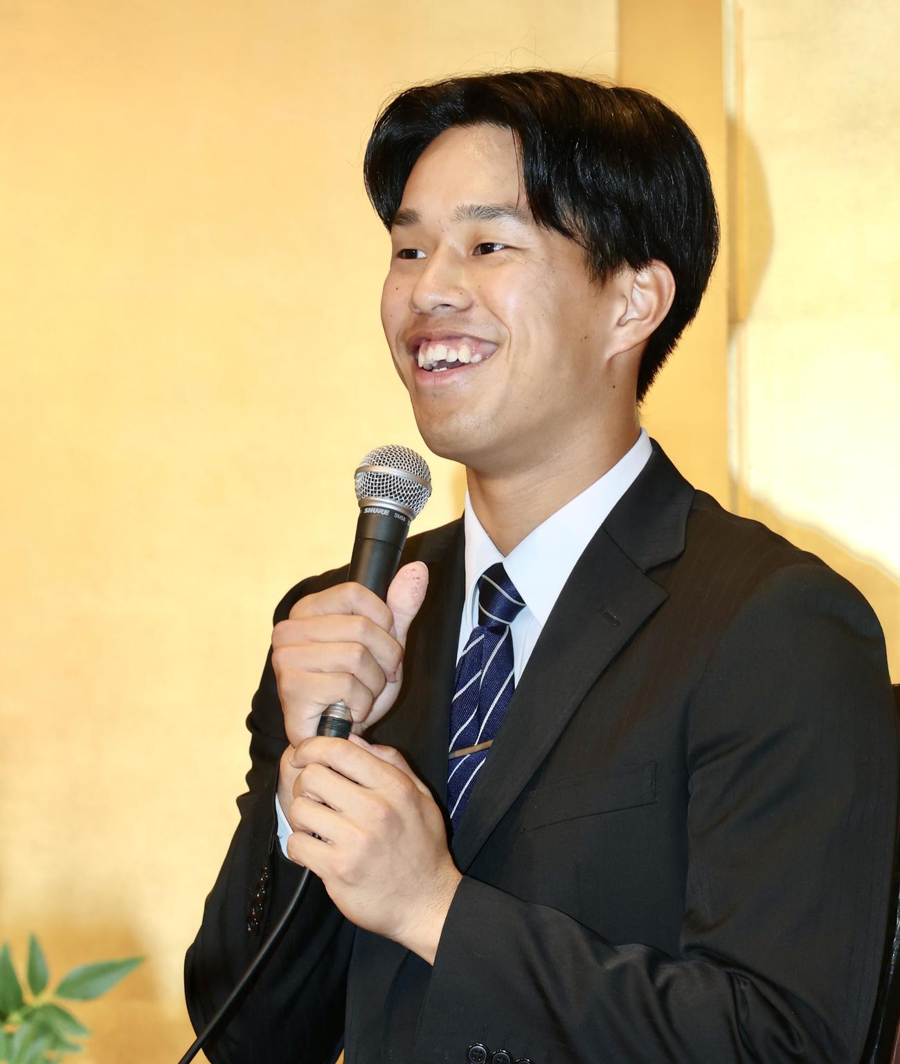 仮契約交渉を終え、笑顔で会見に臨む阪神ドラフト3位の筑波大・岡城（撮影・河田真司）