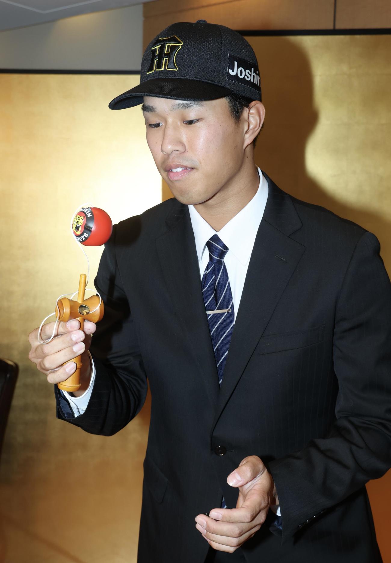 会見後にけん玉を披露する阪神ドラフト3位の筑波大・岡城（撮影・河田真司）