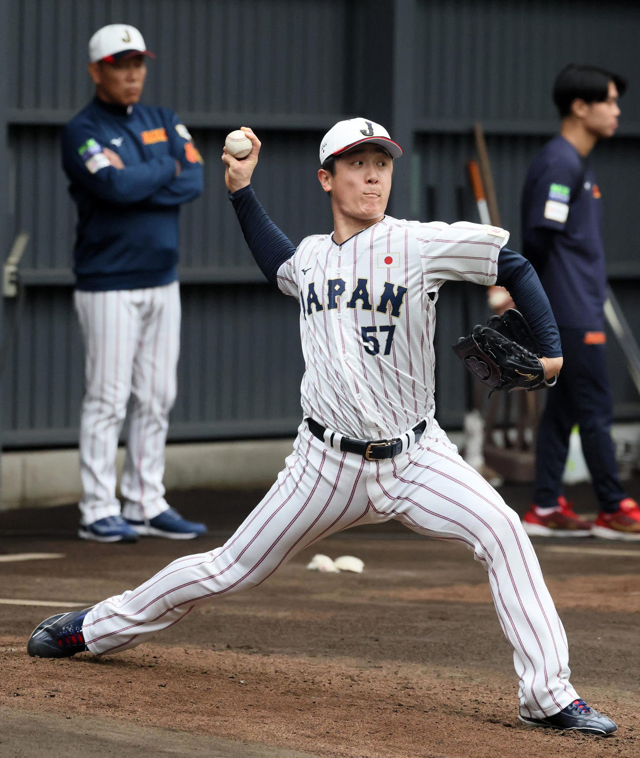 ブルペンで投球練習する北山。左は井端監督（撮影・加藤哉）