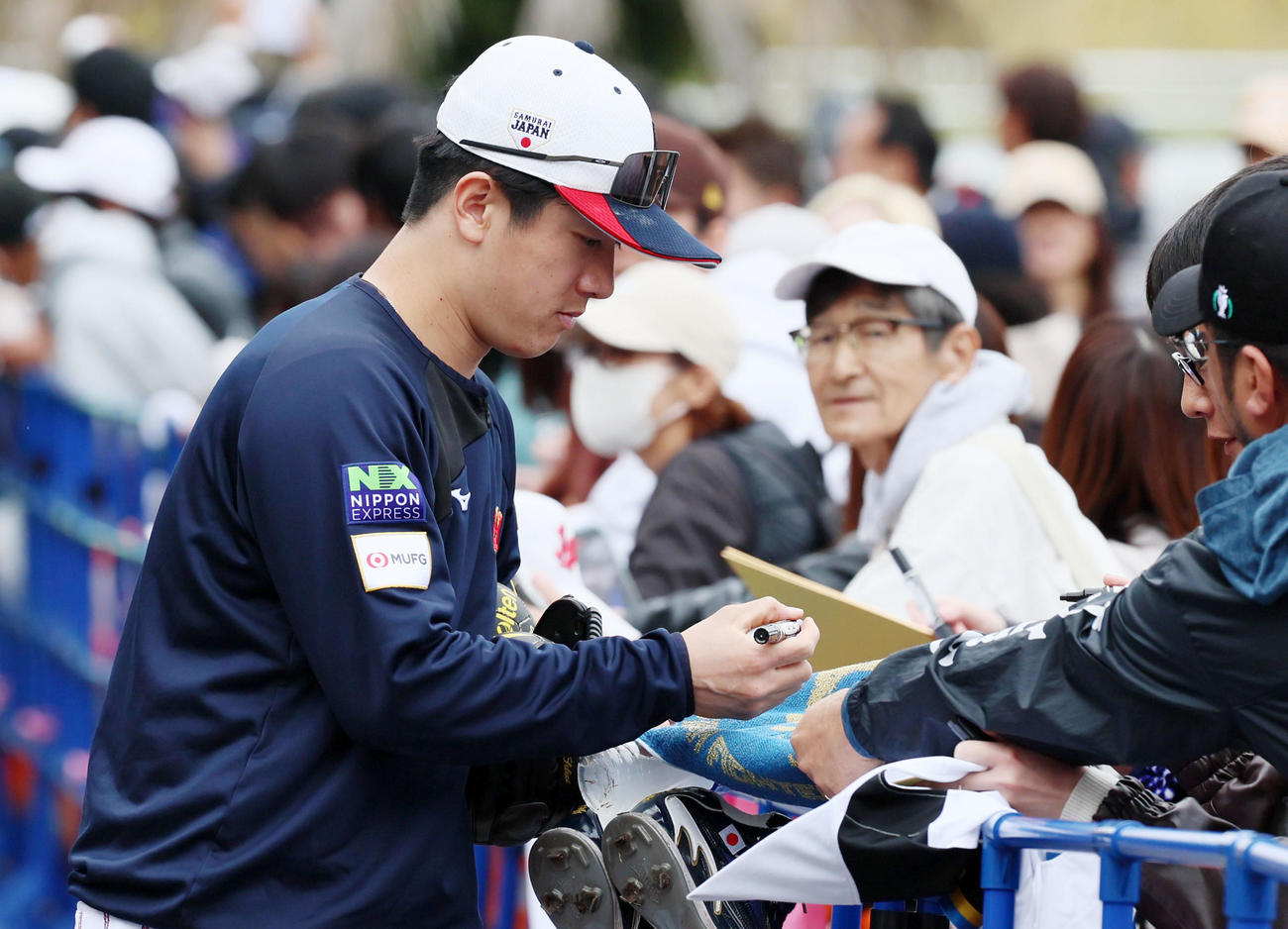 移動中、ファンにサインする北山（撮影・加藤哉）