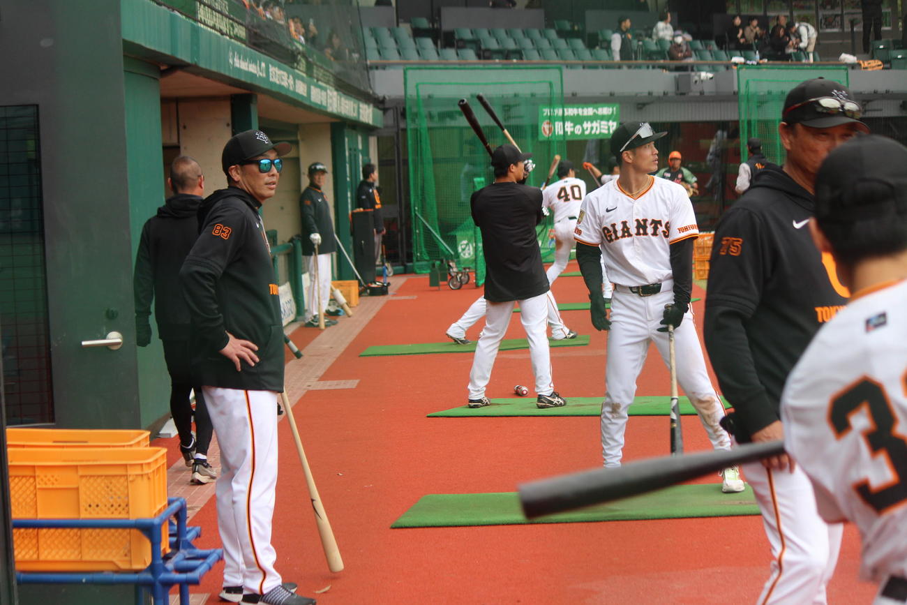 ロングティー練習を見る阿部監督