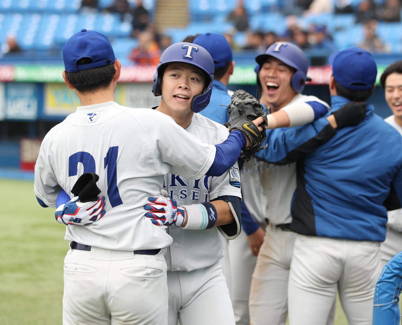 帝京平成大対国士舘大　7回表帝京平成大2死一、三塁、伊東洸（左から2人目）は左越えに本塁打を放ち生還する。判定が覆り適時二塁打になる（撮影・柴田隆二）