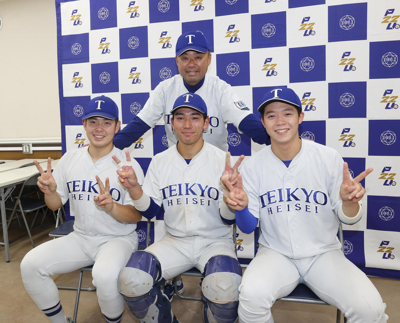 帝京平成大対国士舘大　2部昇格を決めVサインする、前列左から帝京平成大・亀田、井田、伊東洸、後方は原監督（撮影・柴田隆二）