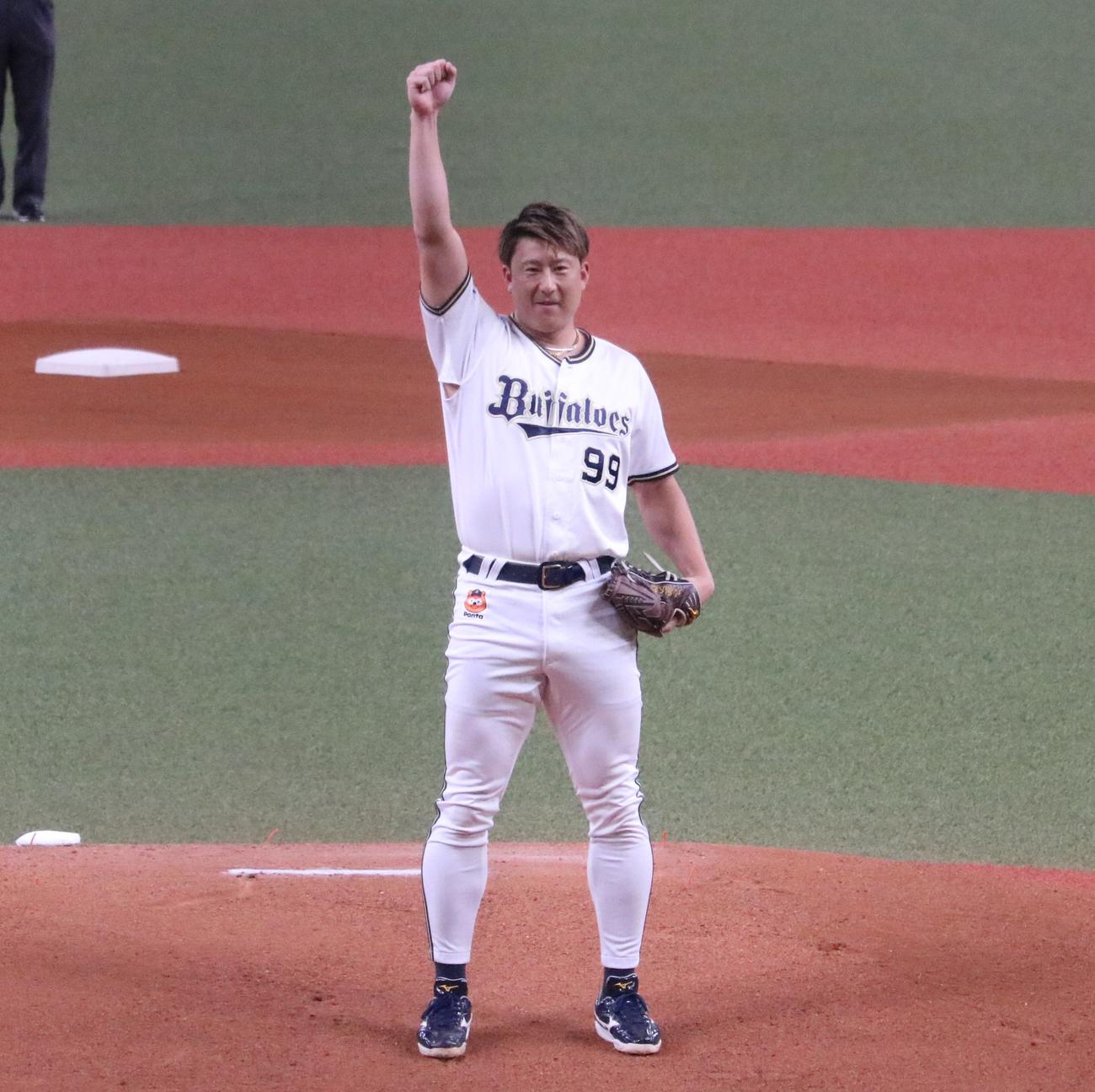 NTT東日本対ヤマハ　レジェンド始球式で投げ終えたオリックス杉本は昇天ポーズを決める（撮影・林亮佑）