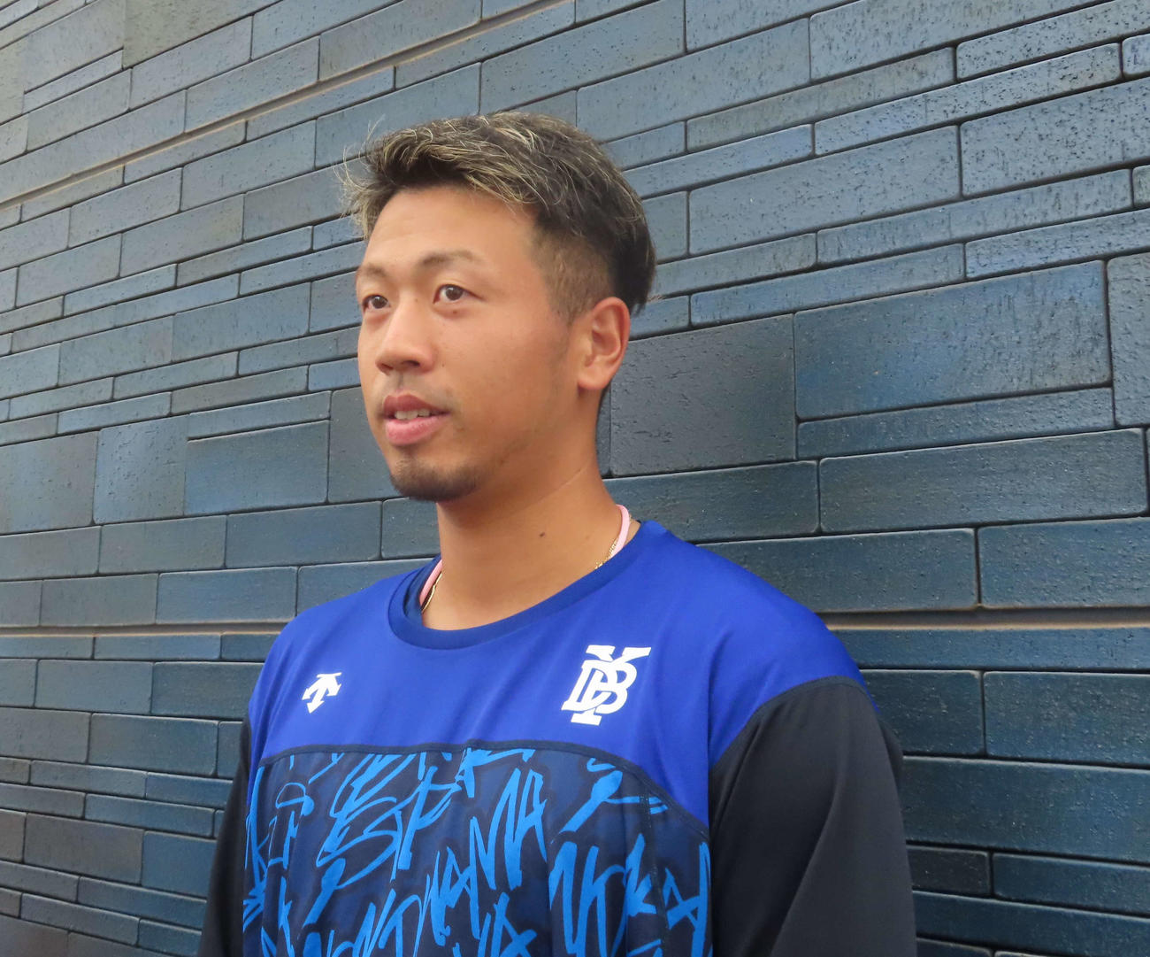 報道陣に対応するDeNA松本凌人