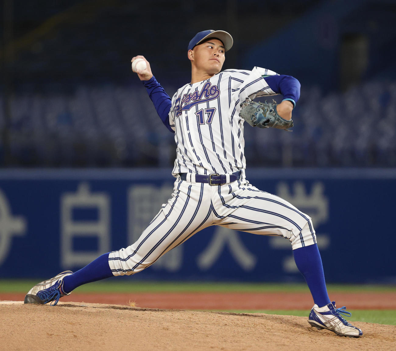 立正大対駒大　8回途中から登板した立正大・林（撮影・柴田隆二）