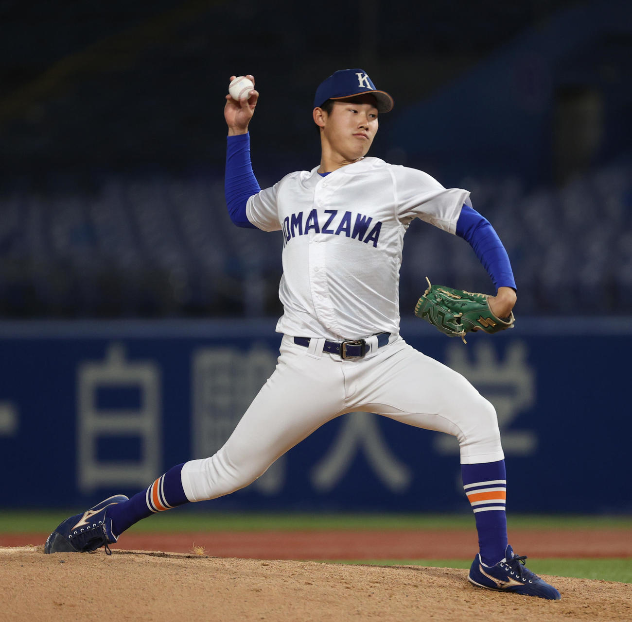 立正大対駒大　6回から登板した駒大・仲井（撮影・柴田隆二）