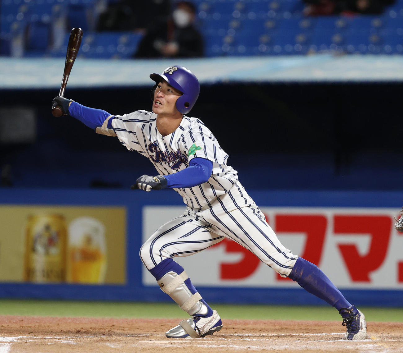 立正大対駒大　7回表立正大無死、上田は左前安打を放つ（撮影・柴田隆二）