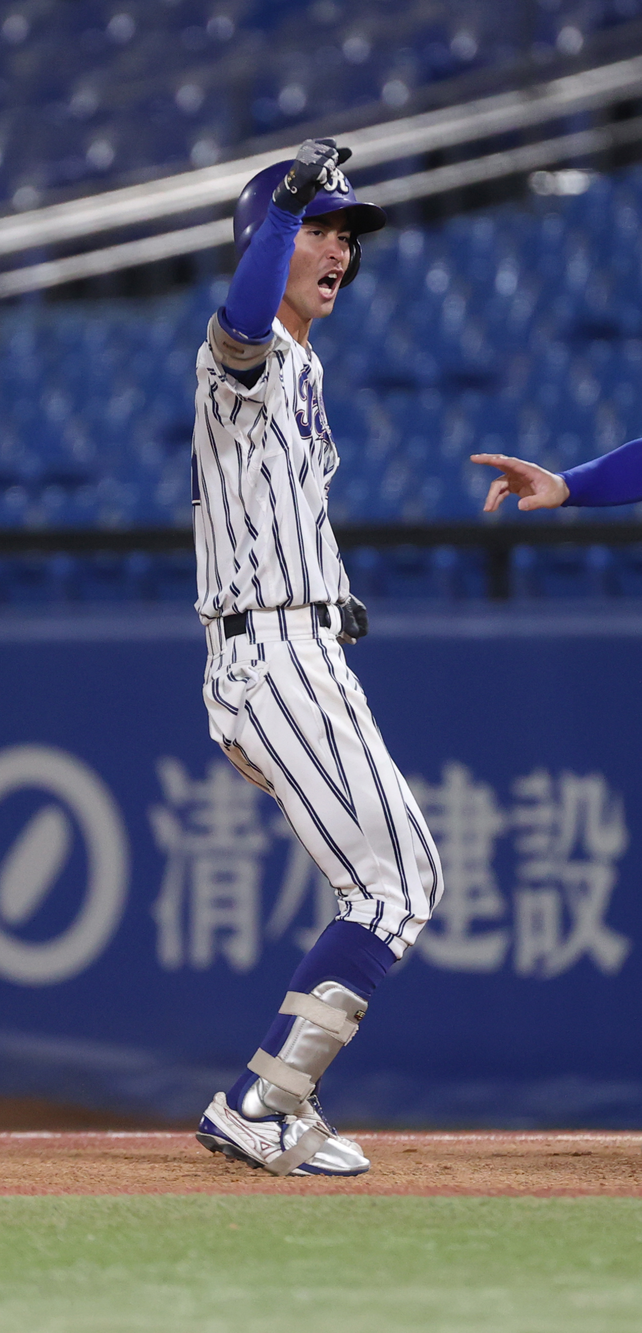 立正大対駒大　7回表立正大無死、上田は左前安打を放ちガッツポーズする（撮影・柴田隆二）