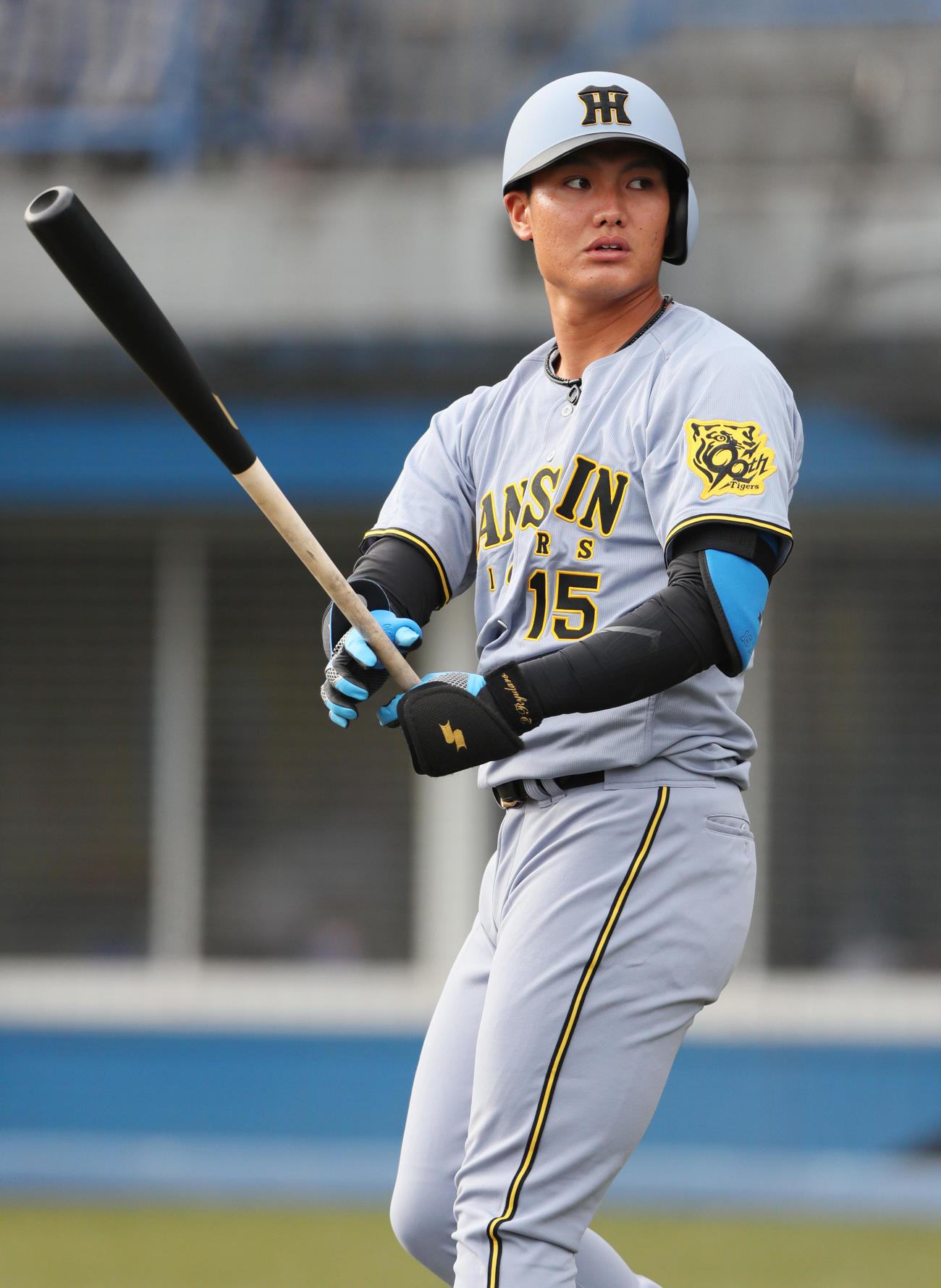 練習試合・中日対阪神　8回表阪神2死一塁、ネクストバッタースボックスで準備する西純（撮影・上山淳一）