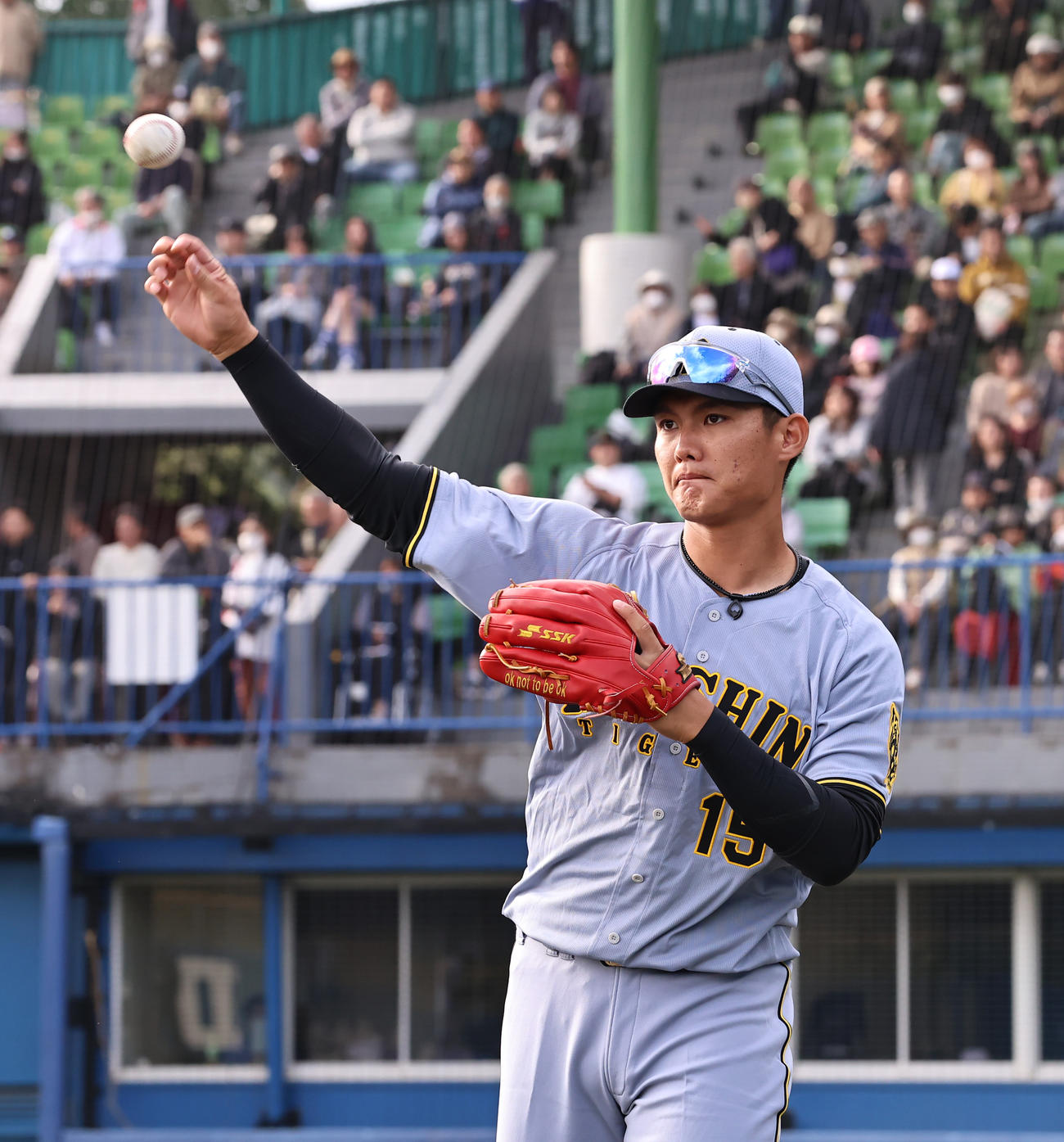 練習試合・中日対阪神　ベンチ前でキャッチボールする阪神西純（撮影・上山淳一）