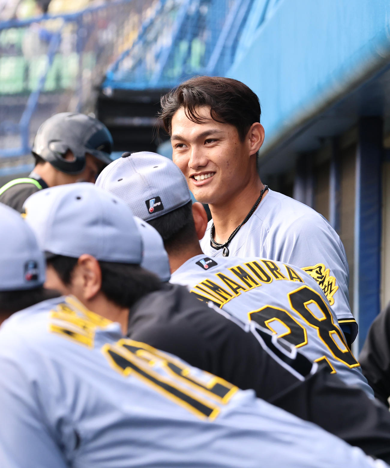 練習試合・中日対阪神　8回表、代打の準備をするが打順が回らずベンチで笑顔を見せる西純（撮影・上山淳一）