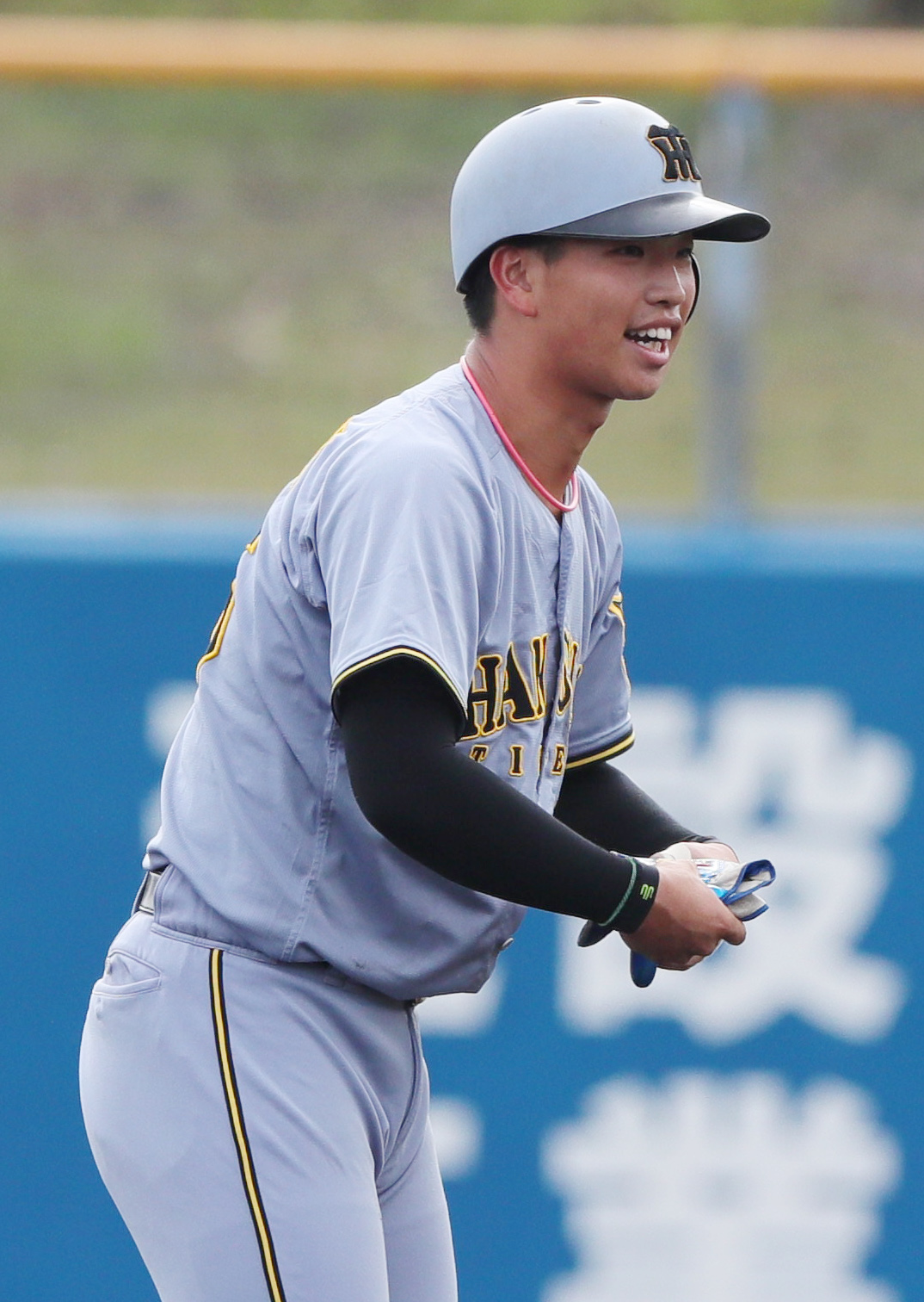 練習試合・中日対阪神　2回表阪神1死一塁、百崎は二塁打を放つ（撮影・上山淳一）