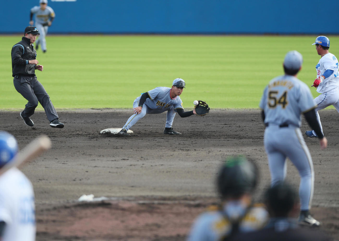 練習試合・中日対阪神　3回裏中日1死一塁、打者鵜飼の時、一走浜の二盗を阻止する二塁手百崎（撮影・上山淳一）